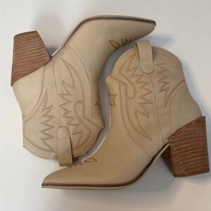 Beige Western Ankle Boots Mi.im women’s 9 cowgirl booties